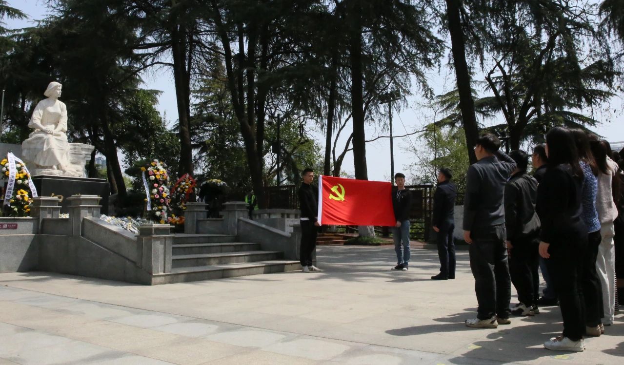 缅怀革命先烈 赓续红色精神丨半岛bandao集团党委组织开展清明祭扫主题活动