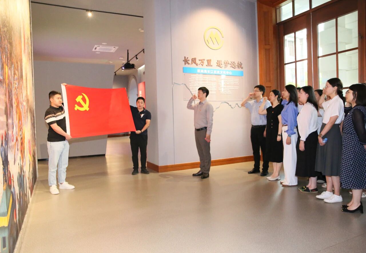半岛bandao组织党员代表赴招商局长江历史文化中心开展主题党日活动